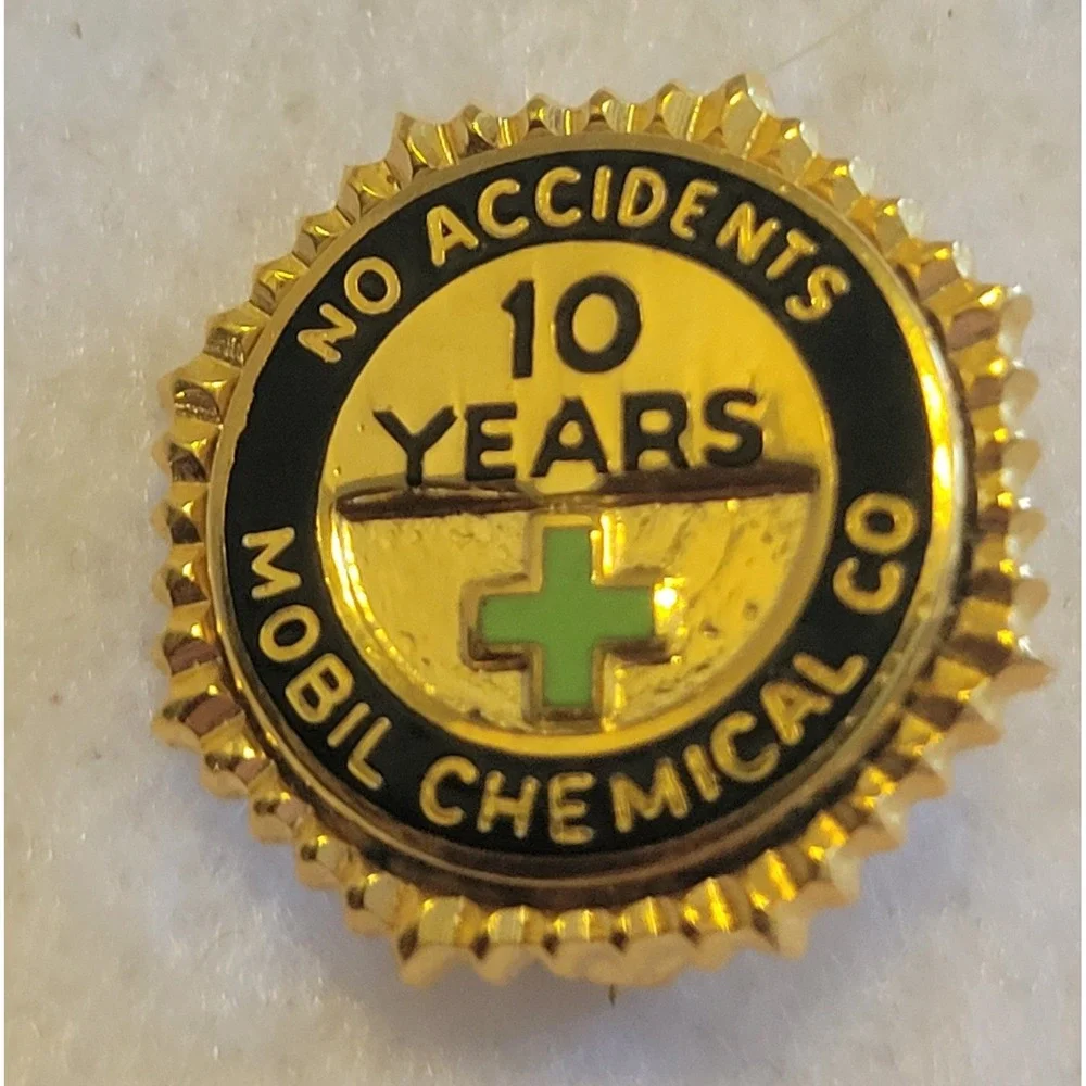 Mobil Chemical Co Lapel Pin OS Gold 10 Years No Accidents 1/20 10K Gold‎ Filled
